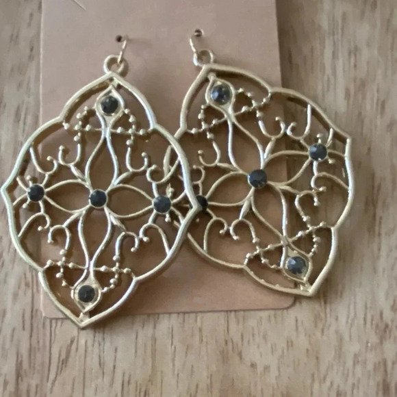 🆕Gold Tone Modern Metals Earrings🆕 - Picture 1 of 3